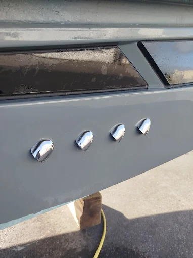 Polissage d'éléments inox sur bateau effet miroir