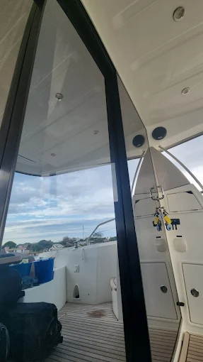 Nettoyage et polissage de vitre sur bateau